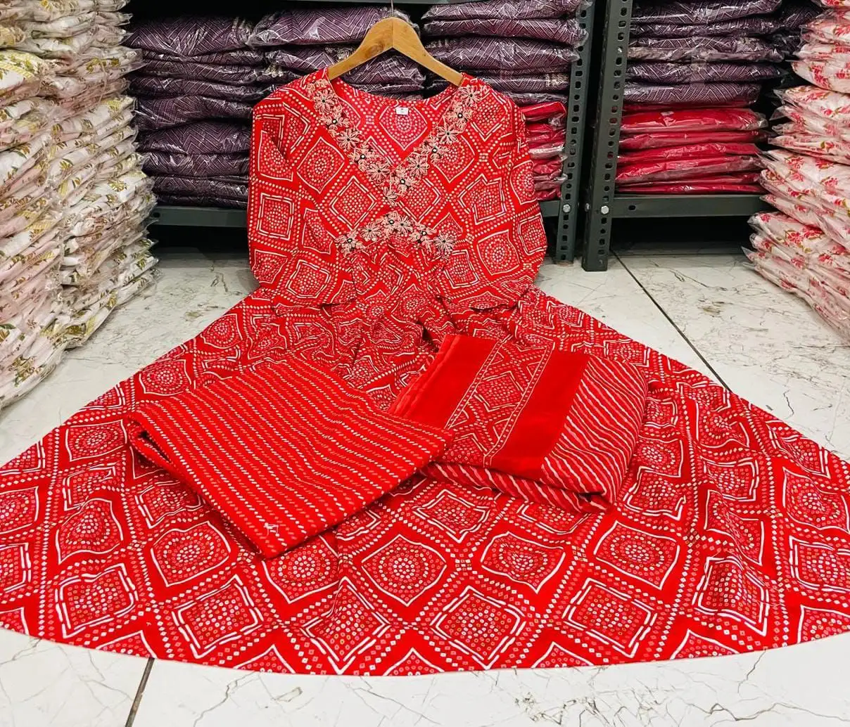 Hermoso nuevo conjunto rojo Karawa Chauth Nyra Sut en tela suave que está adornado con un trabajo delicado y estampados emparejados