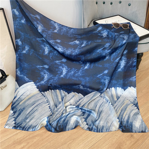 Foulard carré de luxe en satin de soie 100 % polyester, style européen-américain, 110 x 110 cm, en gros, type pashmina - Product Image 5
