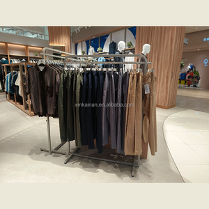 Espositore per Abbigliamento Kainice Personalizzato, Stand in Metallo Verniciato per Negozi di Abbigliamento e Boutique - Product Image 4