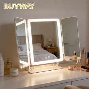 Specchio Moderno Pieghevole a Tre Ante con Luce LED, Grande Specchio da Tavolo per Trucco, Specchio Ingranditore Personalizzabile con Interruttore Touch Intelligente Dimmerabile - Product Image 1