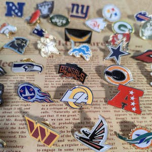 Bestseller: Distintivo Smaltato con Logo Ricamato di Squadre di Football Americano, con Retro Termoadesivo - Product Image 2