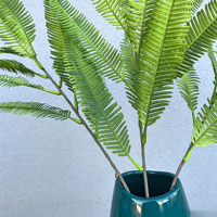 Fougère verte artificielle haut de gamme, tige de 80 cm, ultra-réaliste, pour décoration murale d'hôtel, hall d'accueil, ou comme accent botanique.