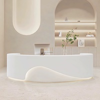 Comptoir de réception de salon de beauté de barbier minimaliste futuriste blanc brillant avec logo