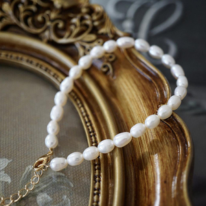 Pulsera de cuentas de perlas de agua dulce naturales de arroz pequeño chapado en oro de 18 quilates, joyería de pulsera de boda delicada - Product Image 4