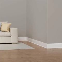 <span class=keywords><strong>Plinthe</strong></span> en PVC blanc moderne à profil bas avec système adhésif pour des transitions discrètes entre les sols en <span class=keywords><strong>bois</strong></span> clair et les murs lisses - Product Image 5