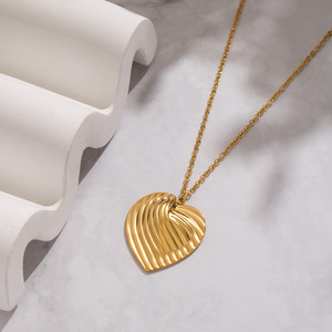 Collar con Forma de Corazón Texturizado YF8244 para Uso Diario Informal, Chapado en Oro de 18K, Acero Inoxidable Resistente al Agua - Product Image 4