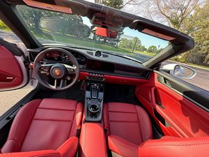 <span class=keywords><strong>Porsche</strong></span> <span class=keywords><strong>911</strong></span> Carrera <span class=keywords><strong>GTS</strong></span> Cabriolet <span class=keywords><strong>2023</strong></span> légèrement utilisée, moteur Boxer 6 cylindres biturbo, pack Premium, intérieur foncé, boîte automatique, conduite à gauche - Product Image 6