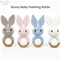 Hochet musical gonflable en coton crocheté fait main avec lapin, jouet apaisant pour bébé nouveau-né en bois de hêtre naturel pour la dentition