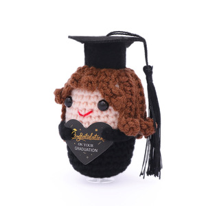 Poupées au crochet faites à la main : le cadeau idéal pour la saison des diplômes, transmettant de l'énergie positive et un affection sincère, décoration d'intérieur - Product Image 2