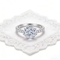 2026ZP Bague de fiançailles Halo en Moissanite, plaqué or 18 carats, argent 925, avec pierres latérales serties à griffes, style de luxe réaliste, pour soirée