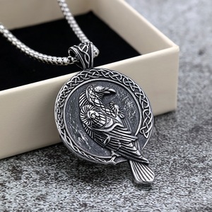 Colgante Unisex de Acero Inoxidable Vintage, Collar Vikingo con Diseño de Cuervo de Doble Cara, Amuleto con Diseño Geométrico Asimétrico, Joyería de Regalo - Product Image 1