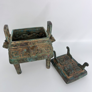 상주 왕조 스타일 복잡한 타오 티 마스크 모티브가있는 청동 의식 용기 스퀘어 딩 - Product Image 1