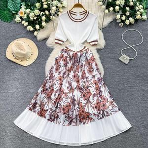 Robe mi-longue élégante pour femme, col rond, tricotée à rayures, coupe trapèze, en mousseline drapée, avec empiècements imprimés et taille élastique, idéale pour l'été - Product Image 1