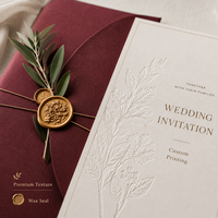 Ensemble d'invitations de mariage élégantes et minimalistes personnalisées, carte gaufrée ivoire avec enveloppe bordeaux et bordure dorée