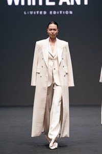 Blazer élégant à manches longues pour femmes MACI LAINE BLAZER avec poches sur le devant Tweed coton biologique blanc ANT vêtements pour femmes Vietnam - Product Image 2