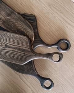 Tabla de servir estrecha y alargada de madera de fresno, estilo baguette, con asa de lazo, acabado oscuro, OEM personalizado, Vietnam - Product Image 6