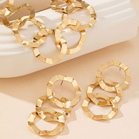 Ensemble de bijoux cercle géométrique audacieux mais minimaliste collier en alliage plaqué or élégant moderne et boucles d'oreilles accessoires de mode