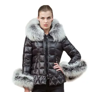 Venta al por mayor de invierno parka corta de las mujeres chaqueta con piel de mapache Decoración