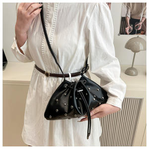 Cordón personalizado remache gran capacidad Bolsos De Mujer Color sólido nuevo minimalista moda cubo bolso de hombro para mujer - Product Image 4