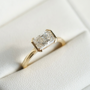 Anillo de Diamante Cultivado en Laboratorio con Corte Radiante, Oro Amarillo de 18K, Certificado IGI, RAHA EXPORT RJ952, Anillo de Compromiso para Mujer, Estilo Clásico, Diamantes D - Product Image 1