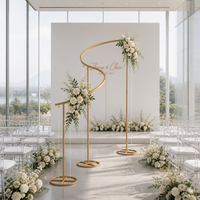 Support d'arche de mariage en métal durable en forme de S avec base circulaire et support de suspension doré pour la planification d'événements haut de gamme