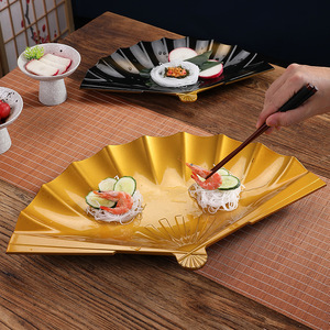 Assiette en forme d'éventail, laque noire et or, pour la cuisine japonaise et coréenne, idéale pour servir des sushis, des desserts et lors de réceptions. - Product Image 4