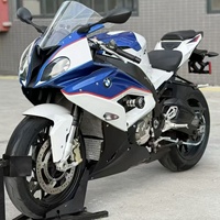Moto sportive BMW S1000RR d'occasion, essence, 999 cm³, quatre cylindres en ligne, refroidie par eau, superbike, en excellent état de marche, moto de course, conduite sur autoroute