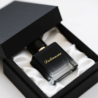 Flacon de parfum unique et exquis en verre avec vaporisateur, possibilité de choisir le couvercle pour personnalisation