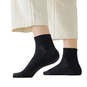 Xiangyi haute élastique été mince maille respirante absorbant la transpiration chaussettes de basket-ball anti-odeur plaine chaussettes de sport décontractées personnalisées