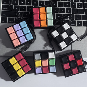 Porte-clés anti-stress en plastique à 9 touches, clavier léger, jouet coloré, cadeau de jeu pour soulager le stress - Product Image 3