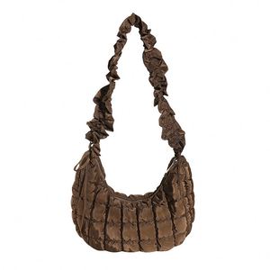 กระเป๋าสะพายข้างแบบควิลท์ขนาดใหญ่สำหรับขายส่ง กระเป๋าถือทรงคลาวด์จีบเก๋ไก๋พร้อมซิป รับสกรีนโลโก้ - Product Image 5