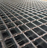 Grille antidérapante dentelée en acier inoxydable - Surface de sécurité pour rampes de garage et passerelles piétonnes