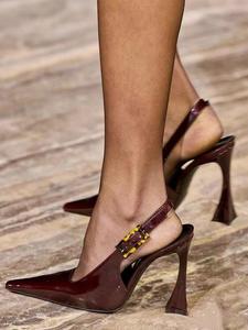 パク・チェヨン ローズ バオトウ サンダル レディース 2024年春新作 ポインテッドトゥ エンプティシングル ショ パテントレザー スティレットヒール Yヒール - Product Image 3