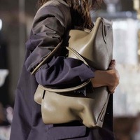 Bolso de Mano de Cuero PU para Mujer B&Y, Diseño Liso y Moderno, Cierre Abierto, Ligero, Impermeable, Portátil, 3-4L, Dos Asas/Correas
