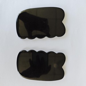 Planche de massage Gua Sha en obsidienne noire en forme de peigne pour le visage - Product Image 4