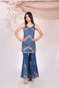 Kurta Droite Brodée à Col en V pour Femme Titrit avec Sharara et Dupatta - Product Image 1