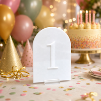Numéros de table de mariage en forme d'arche givrée avec supports panneaux en acrylique et supports, parfaits pour la décoration