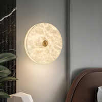 Applique murale cubique en albâtre veiné unique |   Applique murale LED à lumière douce pour salons et hôtels de luxe
