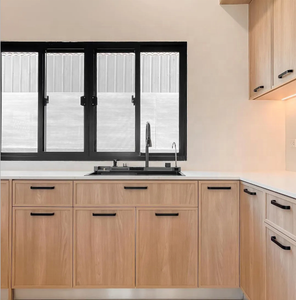 Design Minimalista per <span class=keywords><strong>Cucina</strong></span> con Mobili Slim Shaker in Legno Naturale, Maniglie Nere <span class=keywords><strong>e</strong></span> Top in Quarzo - Product Image 1