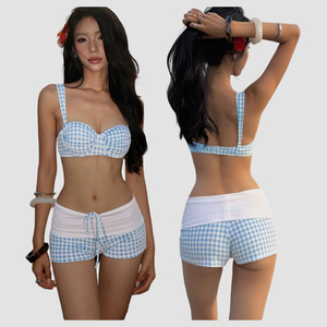 Ensemble bikini style plage Asie du Sud-Est, comprenant un haut caraco à bonnets froncés à carreaux et un short ultra court color block coupe ajustée style 'Hot Girl' - Product Image 1