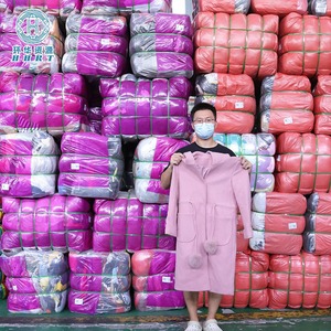 เสื้อโค้ทขนสัตว์สองด้านมือสองจากโรงงานโดยตรง ขายส่งเสื้อโค้ทฤดูหนาวสำหรับผู้หญิง เสื้อคลุมกันหนาวเกรด A เสื้อผ้ามือสอง - Product Image 1