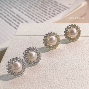 Boucles d'oreilles clous classiques 2025 en argent sterling plaqué or 14 carats avec perle d'eau douce, motif floral géométrique et accent diamant pour femme - Product Image 1