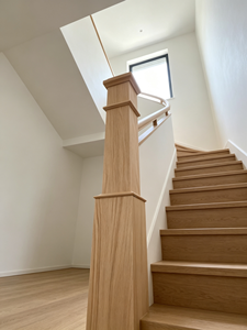 Poteau d'escalier en bois massif EFS modèle 2107 (43 pouces) pour escalier moderne - Écologique et durable - Product Image 3