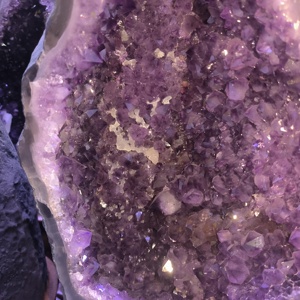 Đá thạch anh tím tự nhiên Brazil dạng thạch anh lớn bán buôn để trang trí - Product Image 5