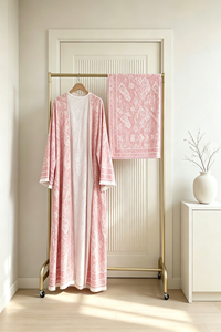 Ensemble deux pièces musulman élégant de Dubaï : Abaya rose à imprimé cachemire en polyester avec poches et franges, ouverture sur le devant, et tenue assortie - Product Image 6