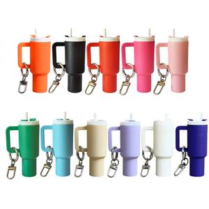 Llaveros <span class=keywords><strong>con</strong></span> Forma de Taza para Accesorios de la Copa <span class=keywords><strong>Stanley</strong></span>, Mini Tazas Creativas, Llaveros Decorativos para Mochilas de Mujer, Adornos - Product Image 2