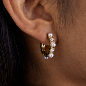 Boucles d'oreilles Huggie en forme de couronne avec incrustation de perles et de zircons blancs en acier inoxydable pour un usage quotidien - Product Image 3