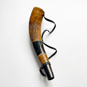 Corneta de Cuerno de Búfalo Hecha a Mano, Ecológica, Tallada con Banda Plateada, Correa de Cuero, Forma Natural, Imitación Antigua, Coleccionable - Product Image 1