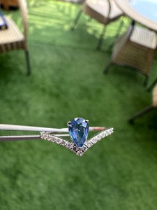 Anillo de Oro de 10K con Gran Zafiro Genuino Azul Natural, Diseño de Pera, con Diamantes, para Promesa, Compromiso o Boda - Product Image 2
