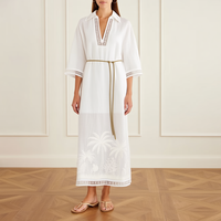 Robe de plage élégante personnalisée avec broderie de palmiers, col en V, manches 3/4, robe de plage pour femmes, robe de vacances, robe kaftan maxi blanche